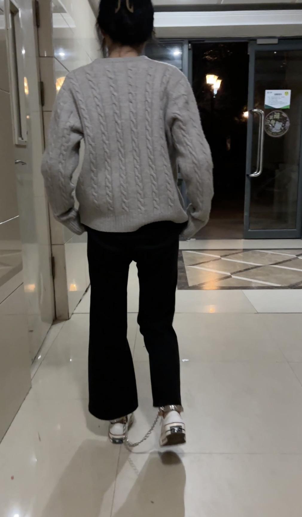 帆布鞋女大学生半夜戴脚镣外出，户外镣铐-1