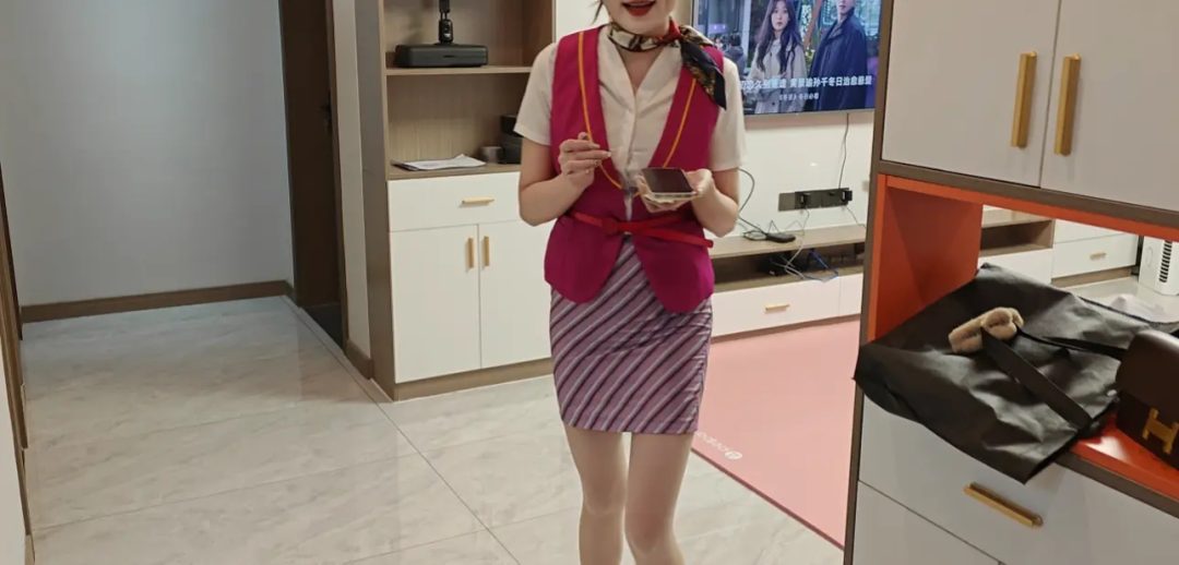 空姐被绑挣脱不能哭泣求饶，最终被吊起来玩弄-1