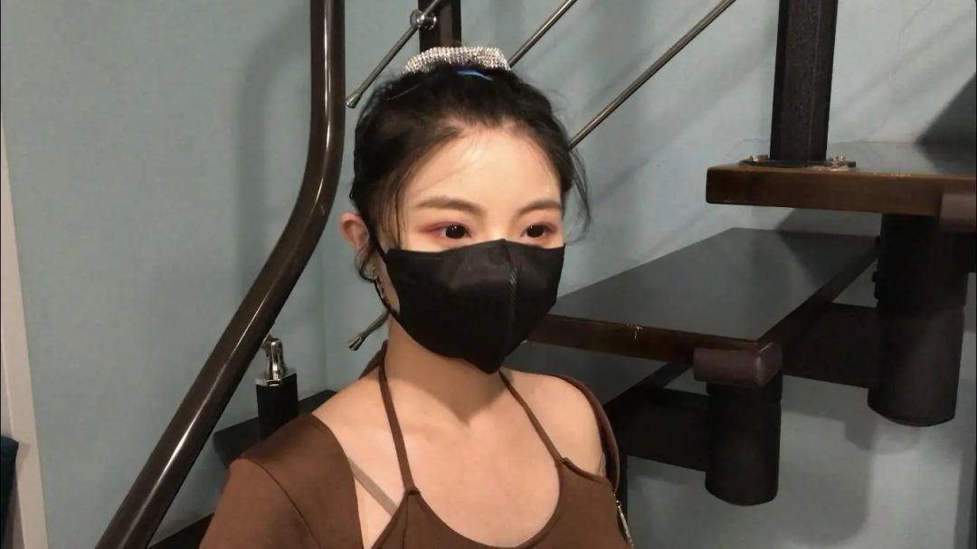 圆脸女生小幼试镜体验，是个舞蹈老师，羞耻分腿露出内裤，口球塞嘴，嘴巴比较小大口球撑得有点痛苦，柔韧性和配合度很高-4