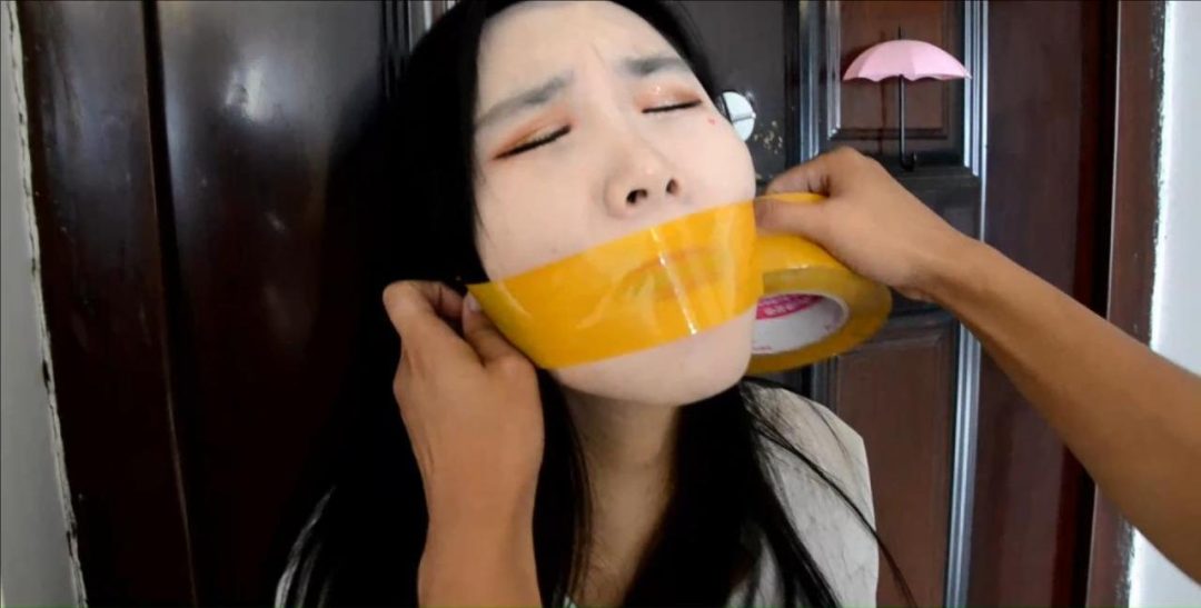 封嘴劫2(闺蜜诗函(吴晗。,视频通话后,遇到劫匪上门,被强迫封嘴朗诵古诗和现代诗,修理工上门,女主却错失自救机会)-11 封嘴劫2(闺蜜诗函(吴晗。,视频通话后,遇到劫匪上门,被强迫封嘴朗诵古诗和现代诗,修理工上门,女主却错失自救机会)-11