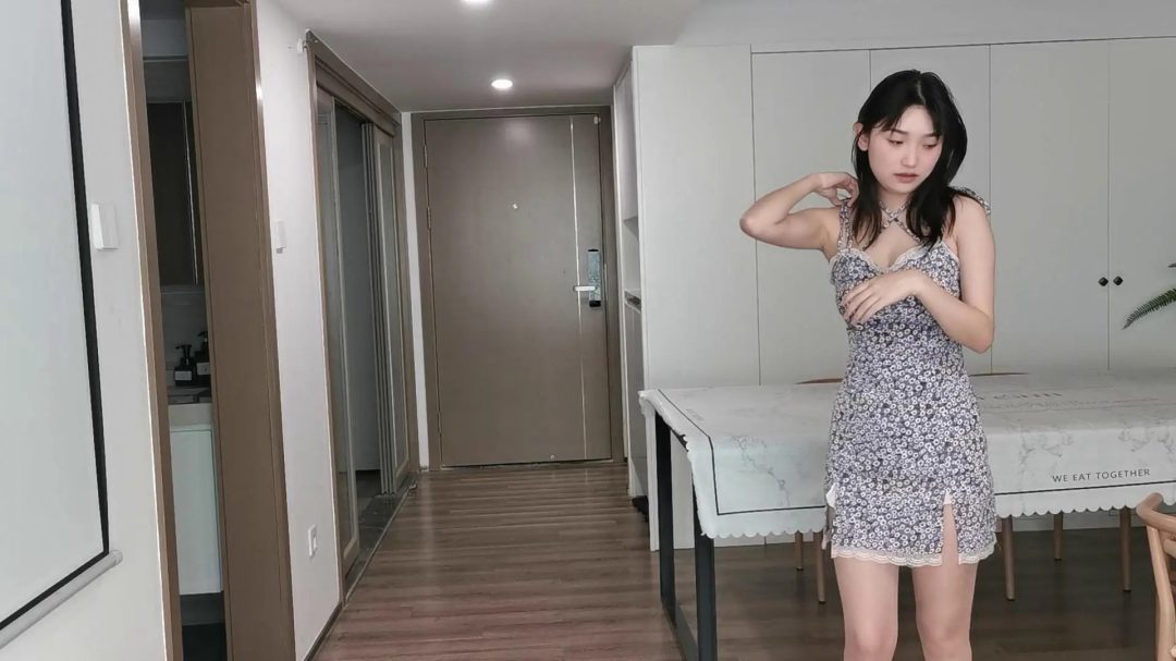 奥特曼定拍 碎花吊带裙尤涵直臂驷马真实放置-1