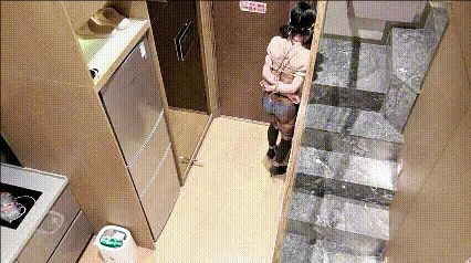 在绑匪的控制下如何教科书式的服从，浑身上下只穿内内+黑丝，把小美女虐哭后心满意足的放过了她-10