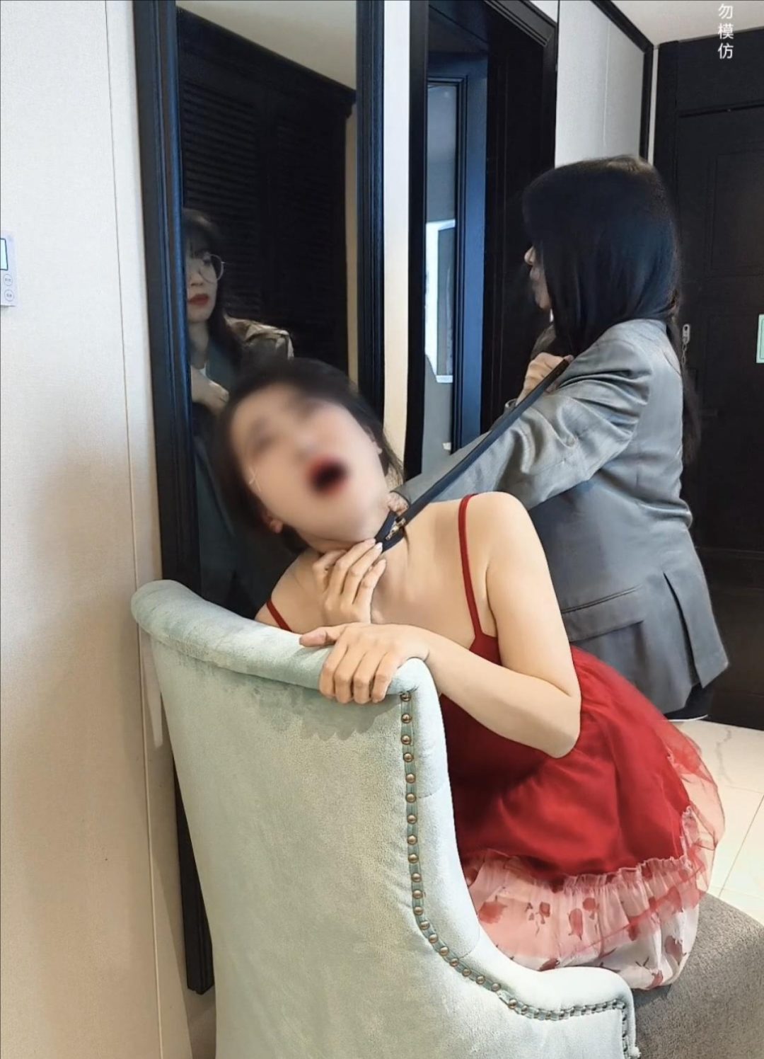皮带勒脖、痛苦面具勒出来了-3