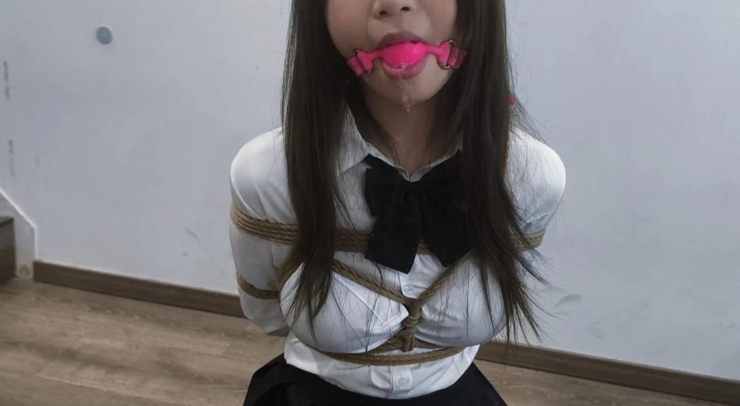 《学妹1》jk日式跪姿捡球 跪姿放置 口球 胸缚 口水肆意 tk tj 清纯学妹等待主人调教-3