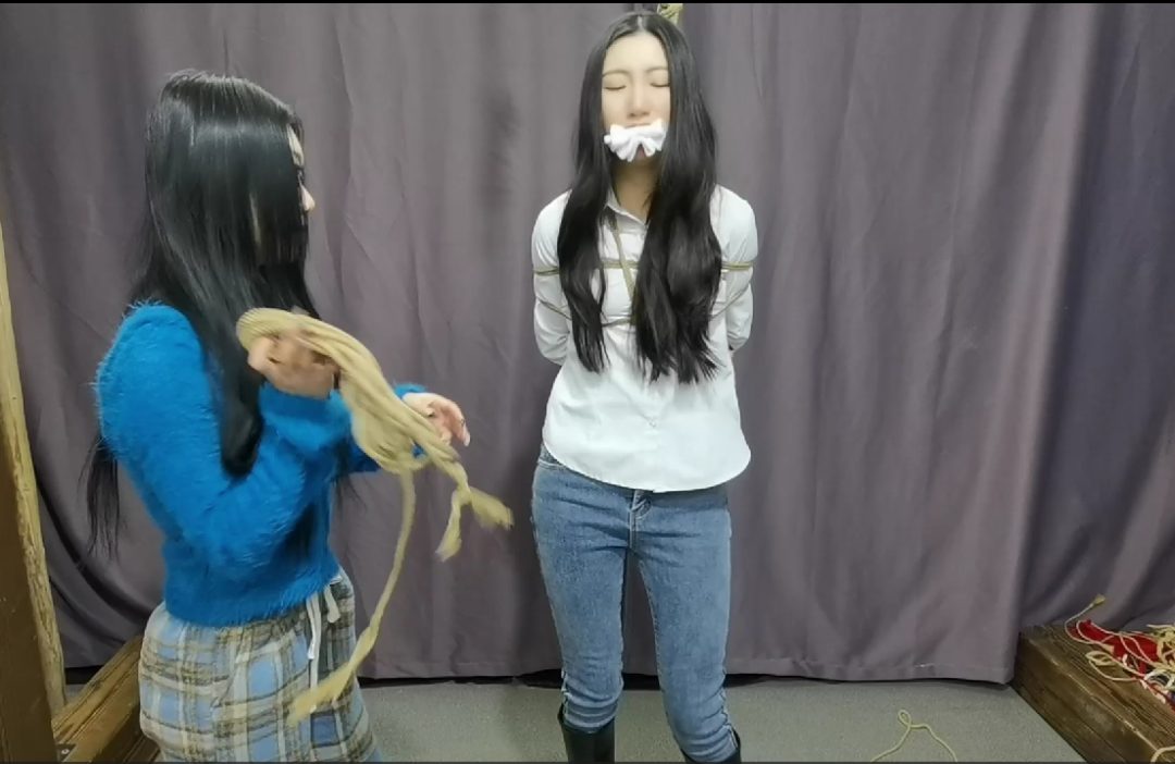 牛仔裤长靴美少妇被少女单腿吊缚 百合虐档 女女调教1-2