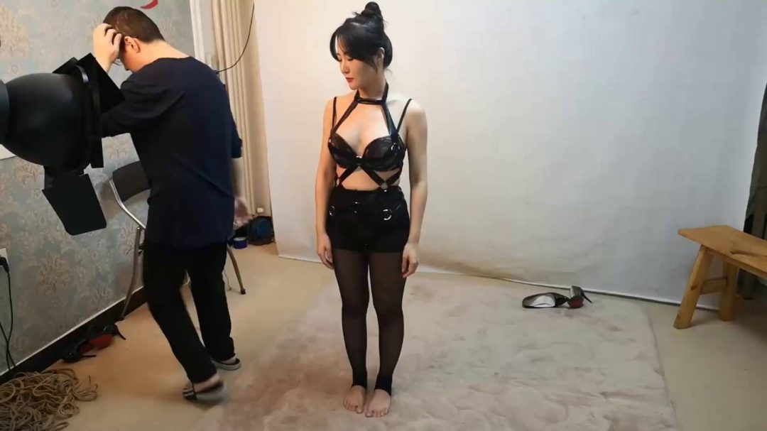 紫依 坐吊打板子-1