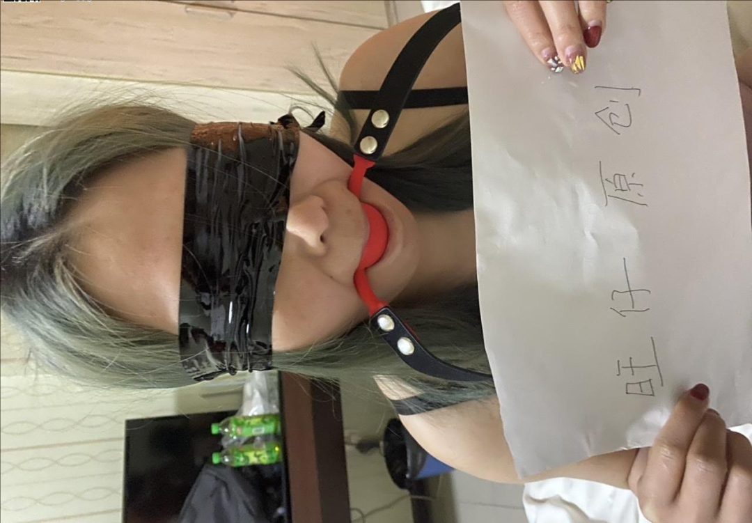 穿粉丝袜的女网红歆艺-3