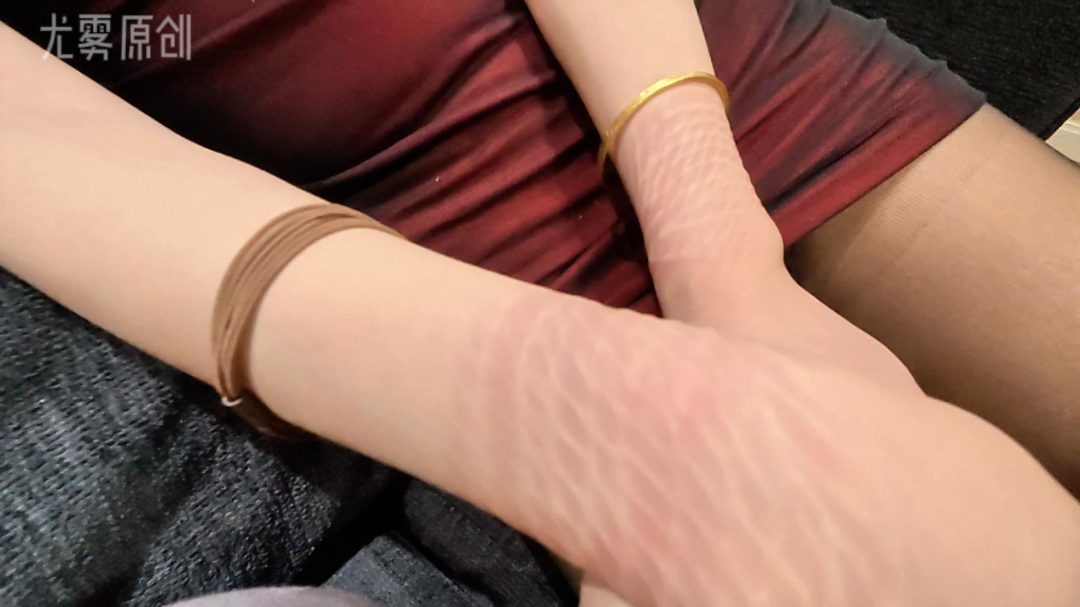 小尤直播被粉丝调教 口球 捆绑 双腿并拢-2