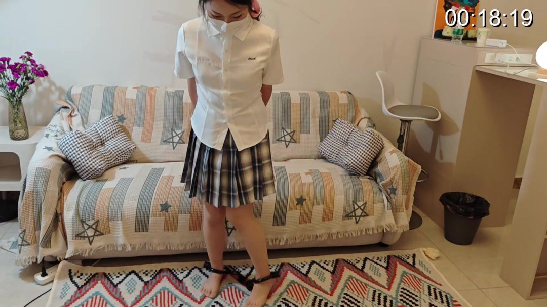 JK少女肉丝手铐脚镣冰凉地板惩罚行走-4