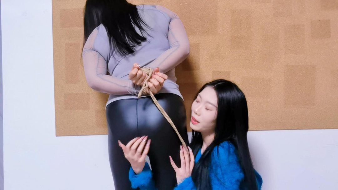 皮裤长靴女被女女百合堵嘴调教-2