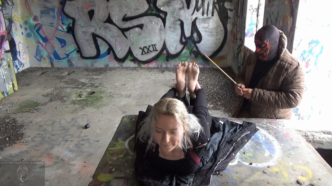 1 hour of brutal bastinado - 12 girls-7