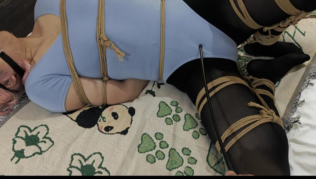 房洞里的黑丝体操服-4