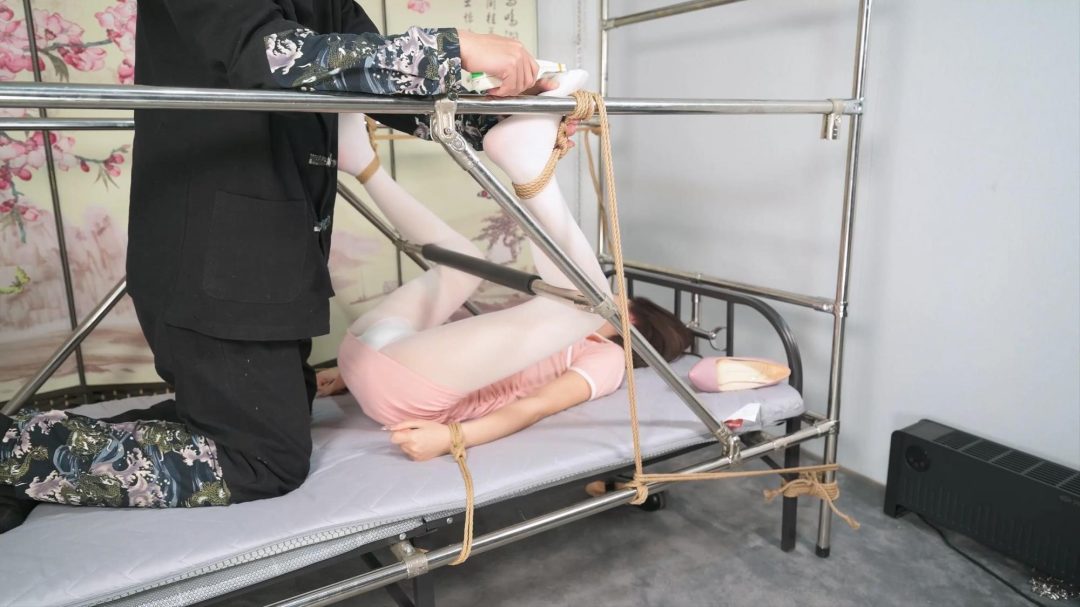 言妍刑床分腿固定--白丝、高跟、TK、电击、放置-5 言妍刑床分腿固定--白丝、高跟、TK、电击、放置-5