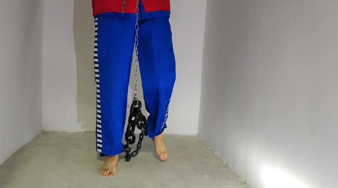 在地下室戴脚镣和囚服关押-5
