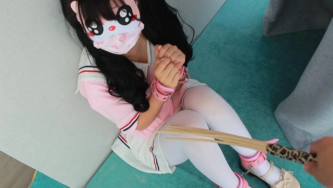 白丝双马尾调教日记开启啦，日式反绑 学生 水手服 驷马 俯卧 胸缚 手铐 高手缚 蟹缚 脚铐 脚镣 白丝 挠痒 皮鞭 眼罩 蒙眼 股绳 后手缚 打屁股-2
