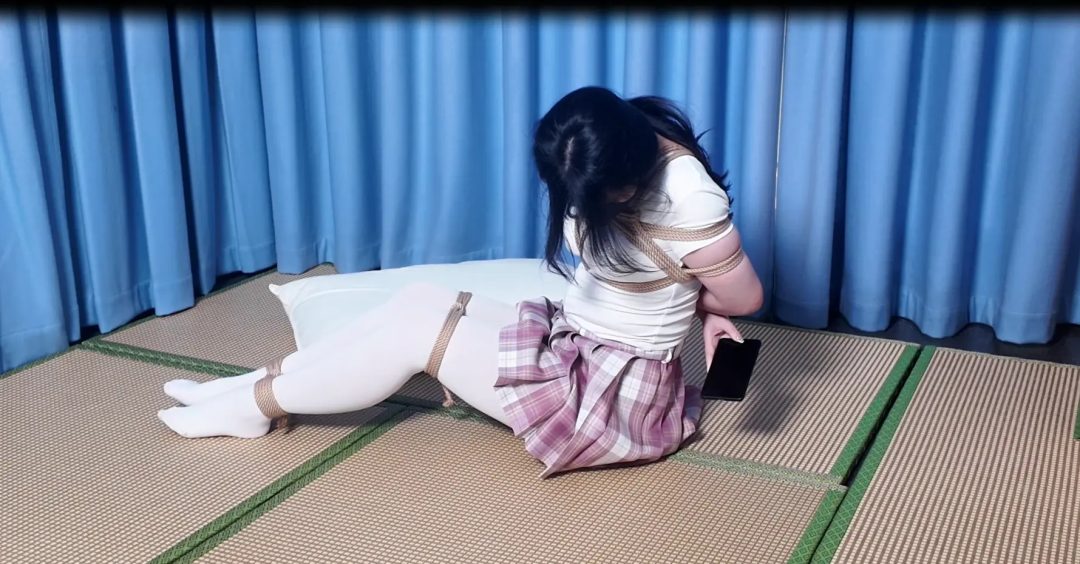 楚楚可怜的女大学生自救，无助的呻吟-4