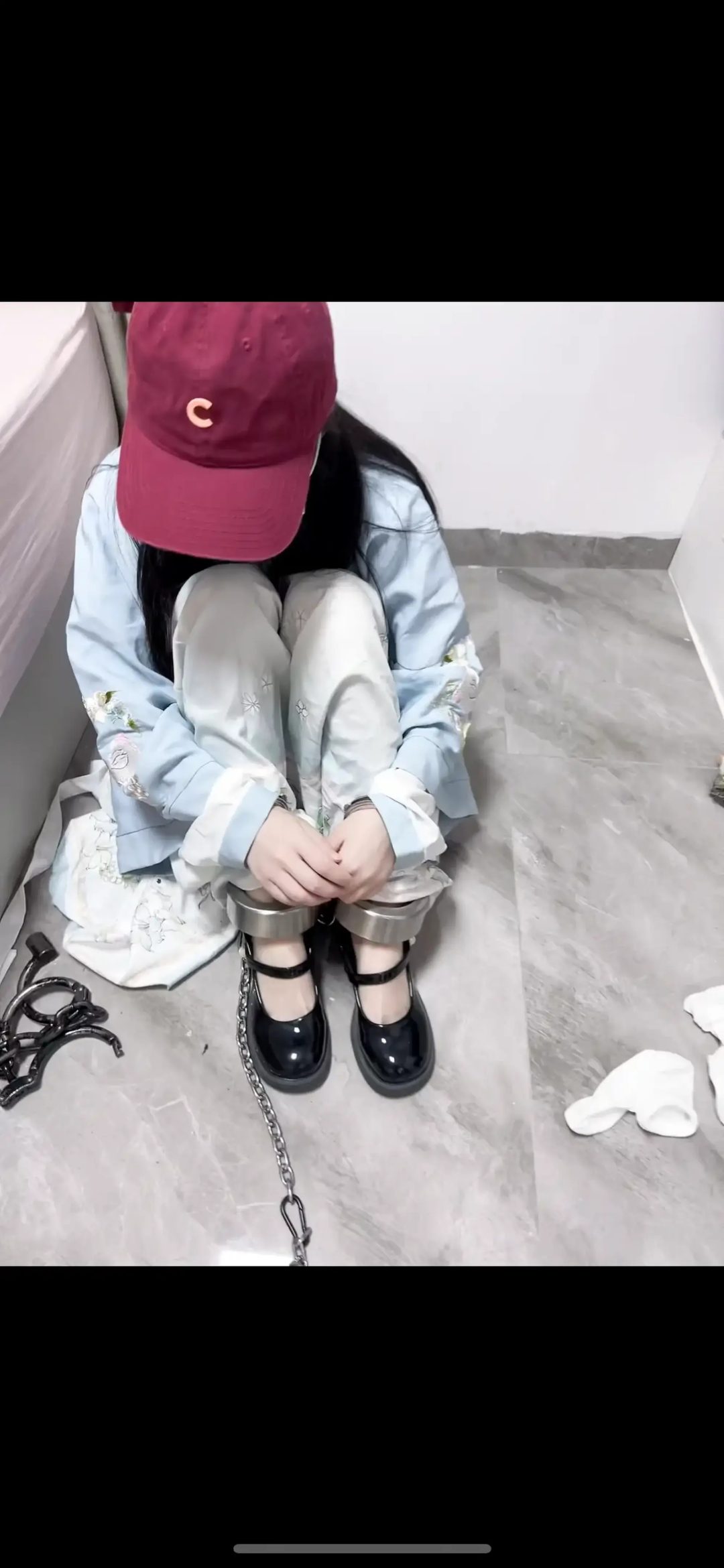 木枷与十斤重镣-严厉锁具下的女大学生-3