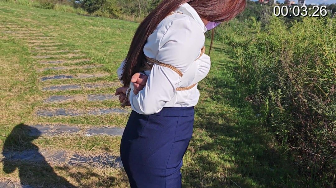 女m职业装户外捆绑露出-1