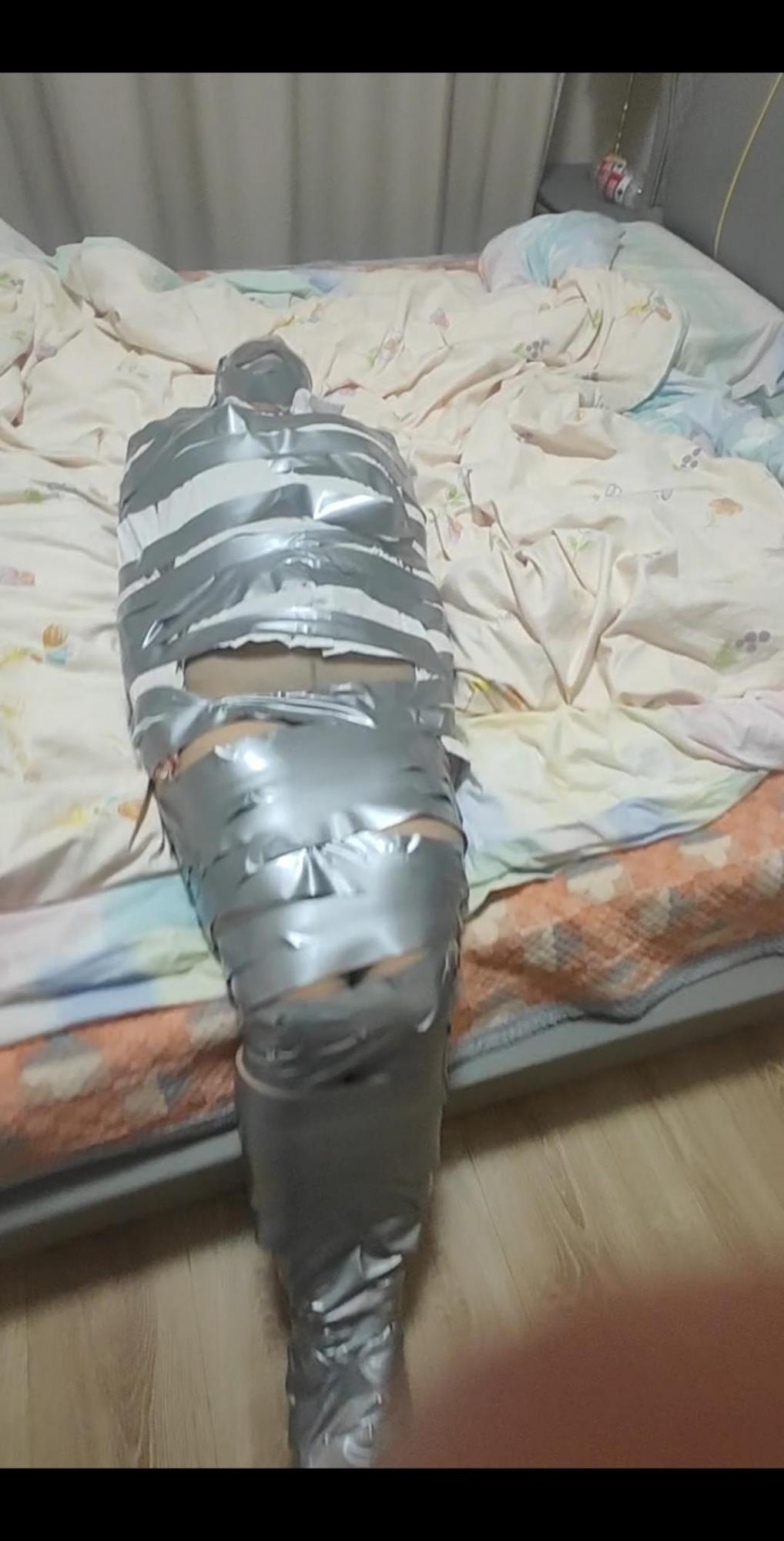 银色胶带木乃伊调教骚妇媳妇，有抽搐哭泣-3