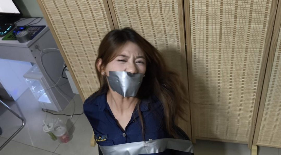 少女遇劫 ol美女下班后被入室绑架 原味袜子堵嘴 丝袜套头 胶带封嘴~-4