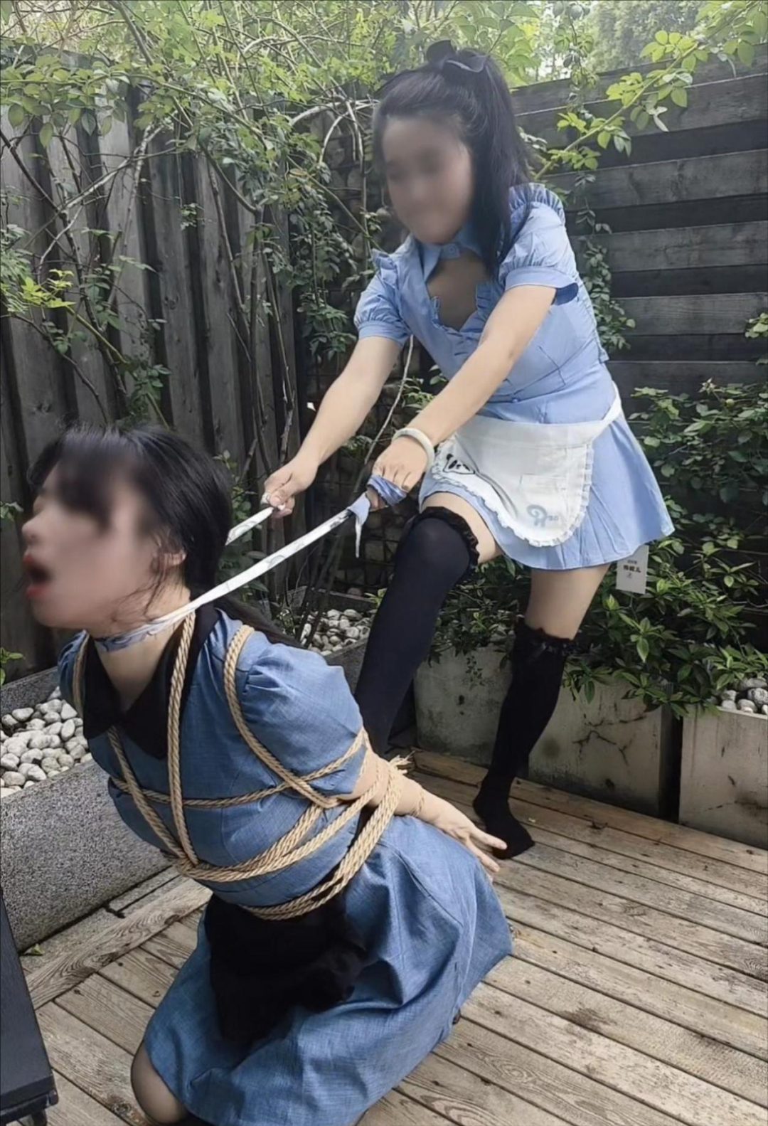 女仆妹子偷情被抓，遭报复勒脖-2