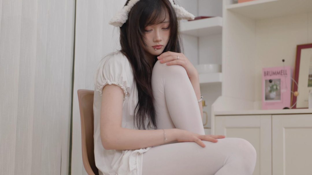 白丝白裙双马尾-4