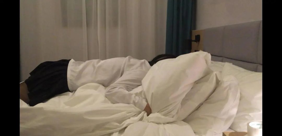 kigurumi保鲜膜木乃伊+电击调教+棉被包裹-1