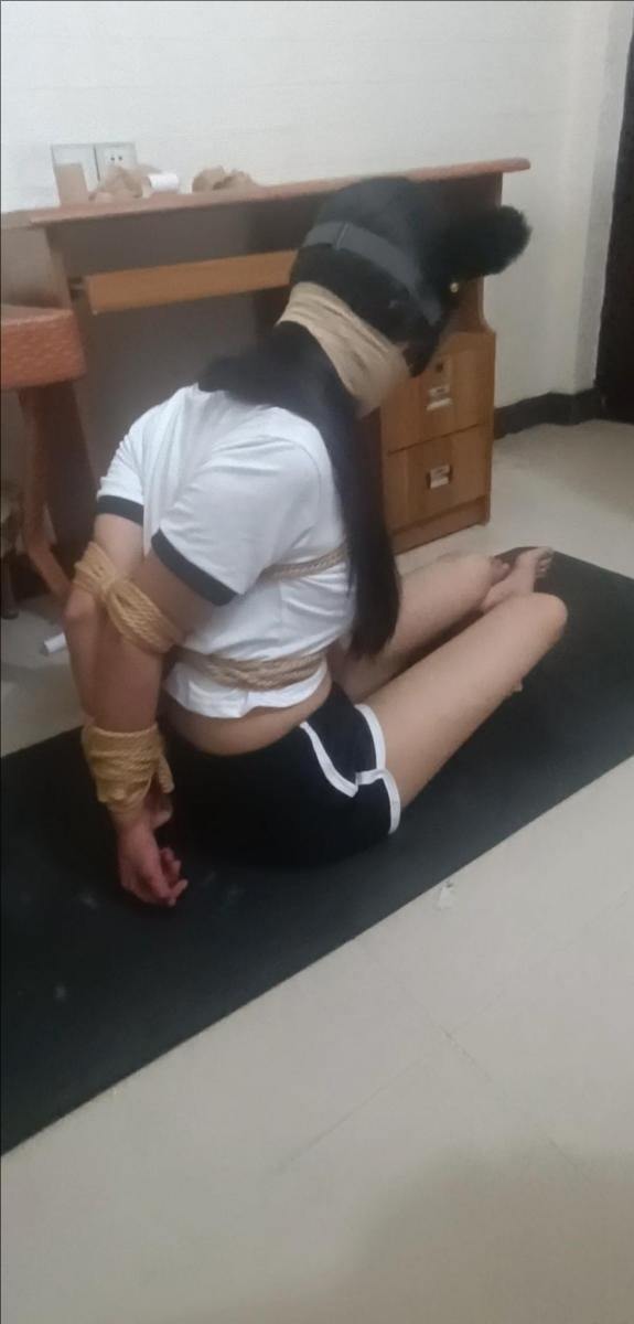 前面体操服，后面短裙黑丝，超紧西式并肘挣扎-3
