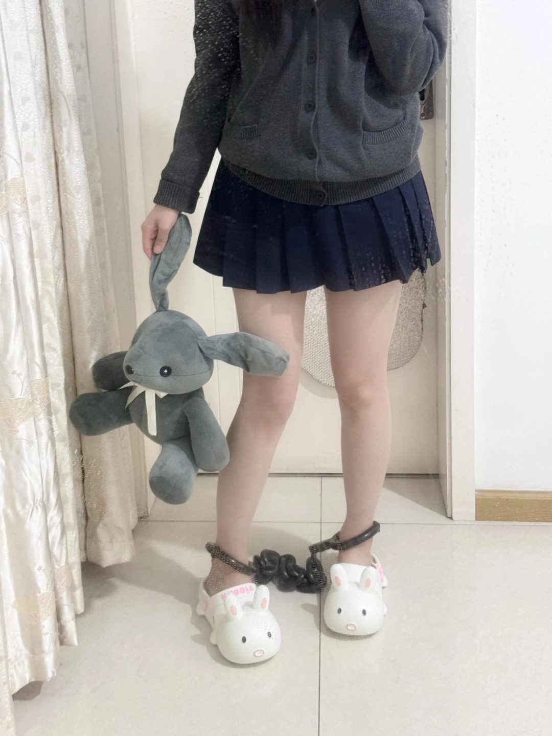 厚黑袜JK妹5斤脚镣体验，初戴脚镣不适应-2