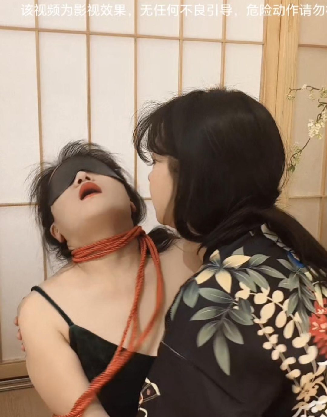 因为模特不配合闹情绪。喵酱下狠手，勒脖，勒到脖子出现紫色淤青-5