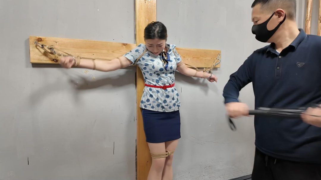 佳佳受刑上 JK装 十字架 龙门架吊刑 打肚子 打胸-7