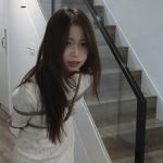《命令》紧缚跪姿嘴捡球 白嫩光滑的小脚十分惹人怜爱