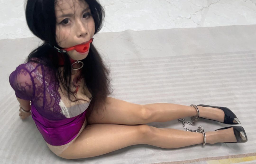连衣裙手铐直臂脚镣铁链活动行走与展示-4