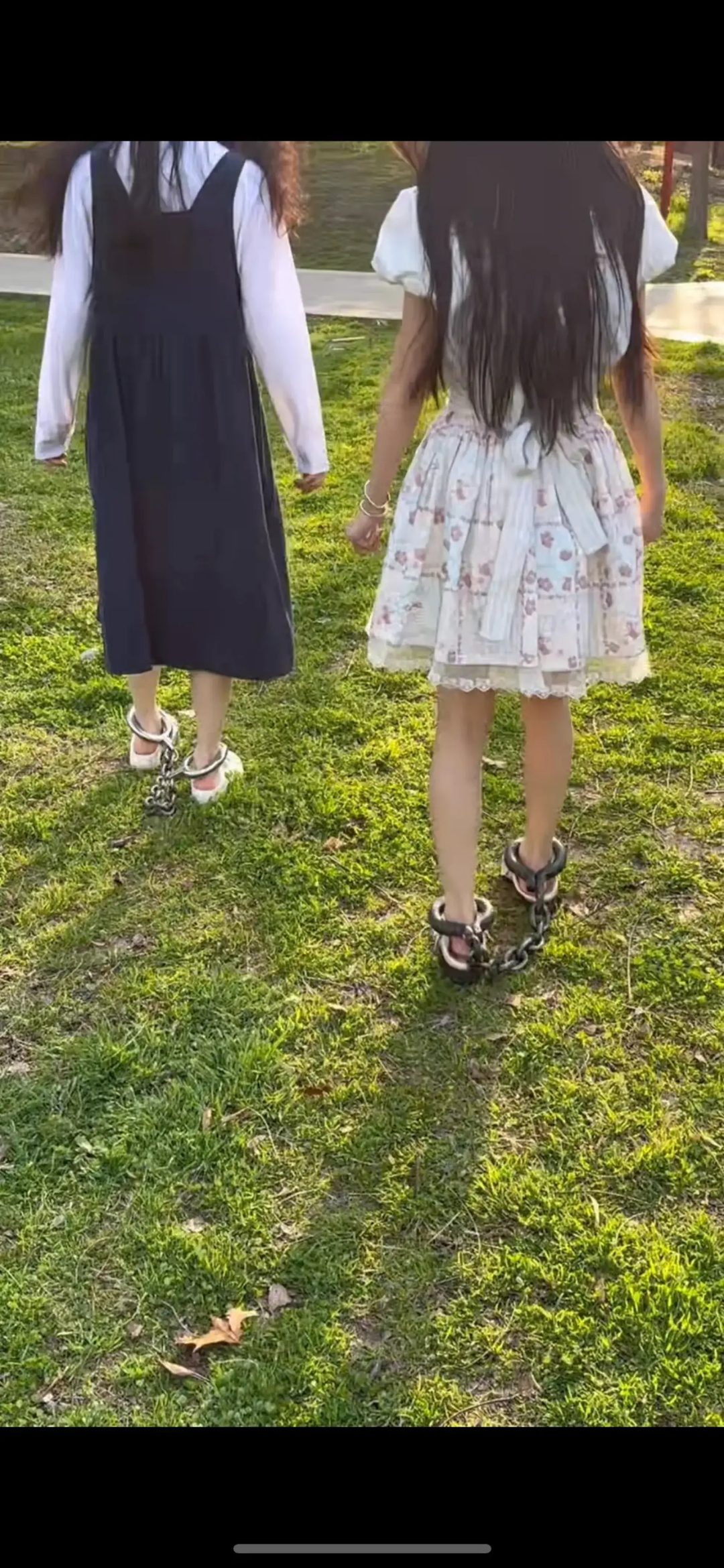 两个妹子户外镣铐（下）-1