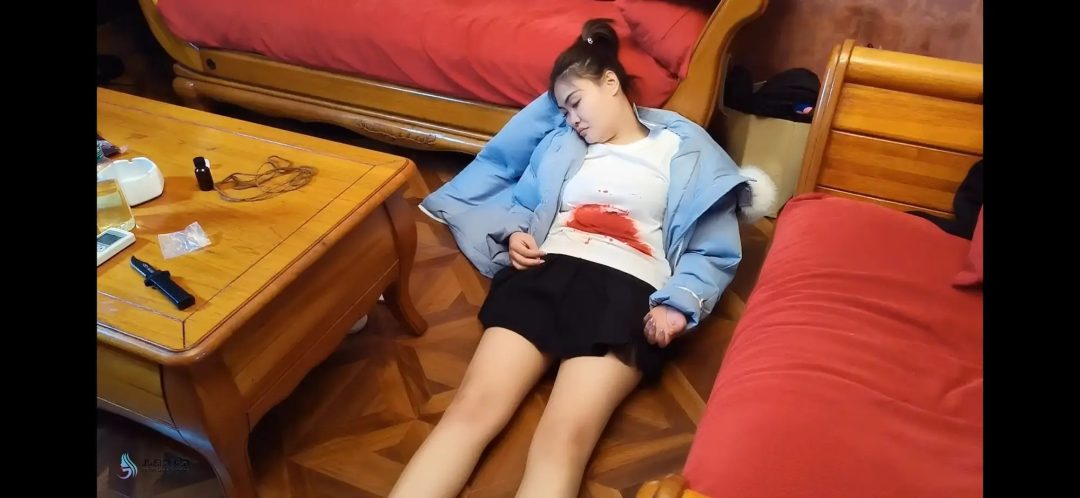 露楠是一位律师得罪了某犯罪集团 ，小七事先埋伏在露楠所在的小区，而露楠对此发生的一切都毫不知情......-2