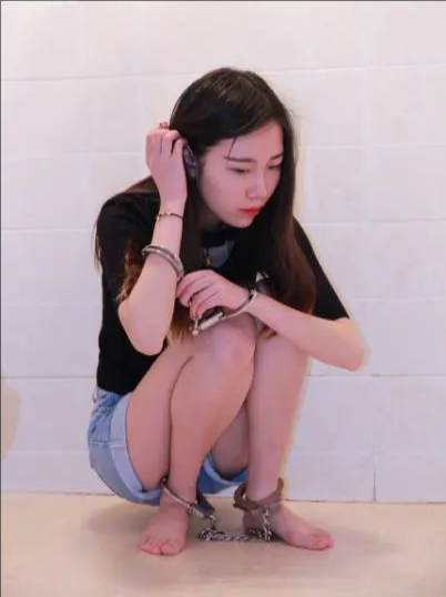 【清纯唯美】宾馆紧缚长腿女神小鱼，羞耻捆绑，浴室监禁 麻绳紧缚+金属镣铐 女神被制服-5