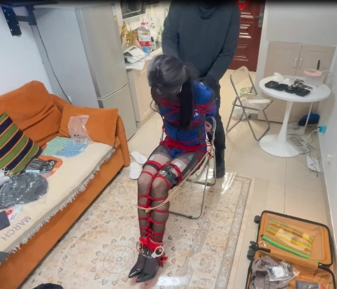 下班自缚的女工被早已入室偷盗的匪徒发现-2
