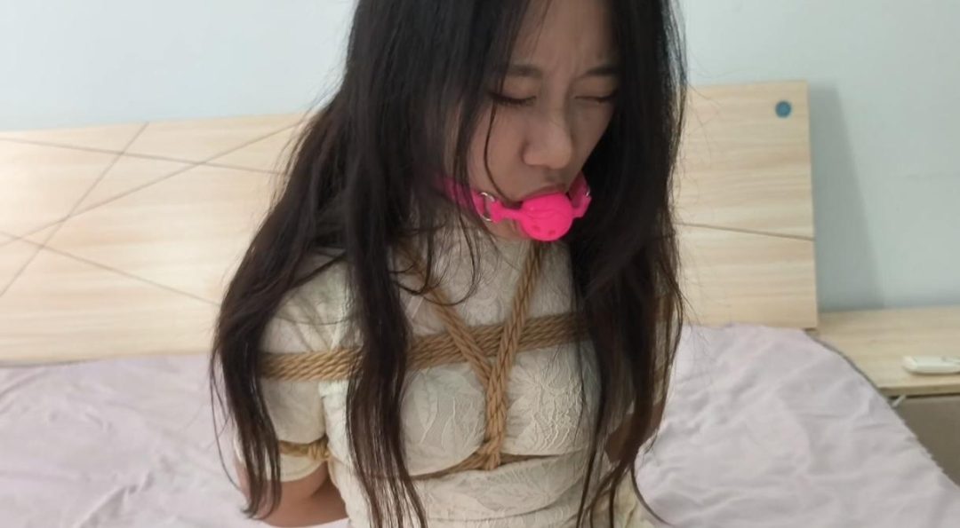 极品身材旗袍+超绝肉丝+日式紧缚+多节并腿缚+放置挣扎+挠脚心+口球流水+原味丝袜堵嘴+足控福利 超紧口球 想吐出来无奈口球太紧只能看着口水流到腿上～-2