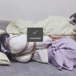 长腿紫色蛋糕裙女孩并腿驷马