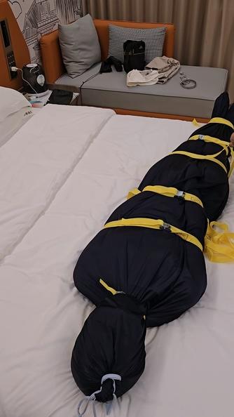 装进丝袋再捆绑，让她在里面自娱自乐，最后让她挑战自己解开-1