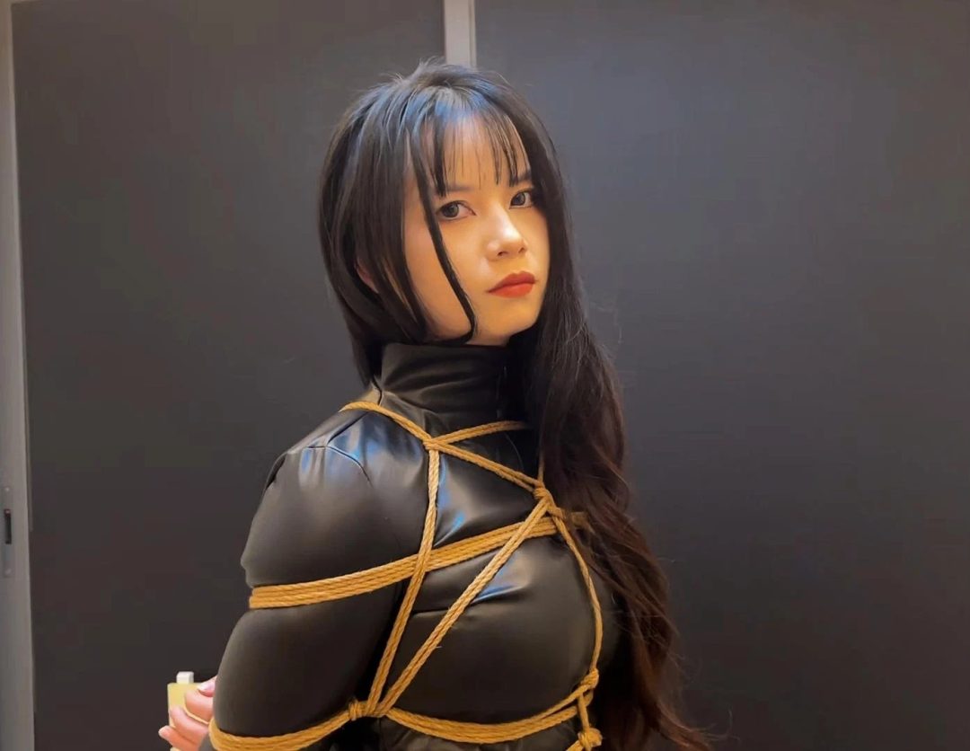 皮衣皮裤12公分超高豹纹细跟女王范也逃不过紧缚之大口球口水裸足挣扎着玩-2