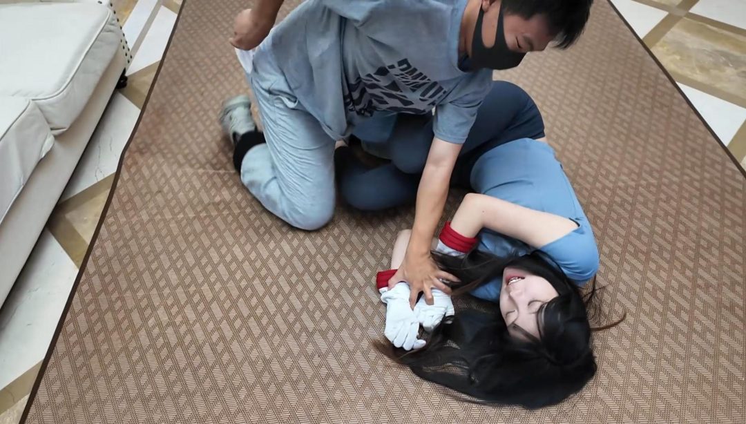 女士下班回家遭偷袭-3