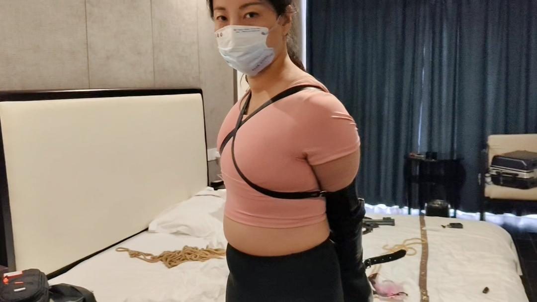 身材丰满的梅丽穿着瑜伽服长达俩小时的紧缚-6