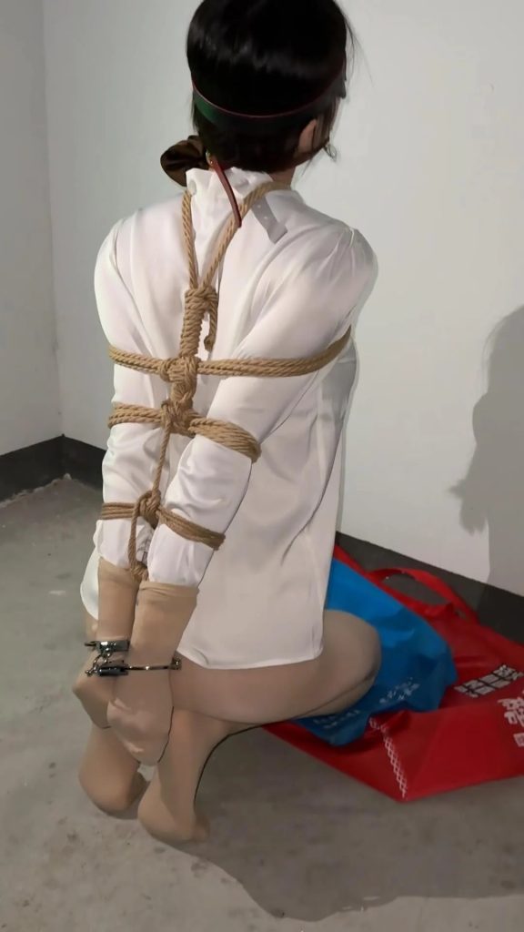 客户定拍《户外楼梯直臂脱缚挑战》-1