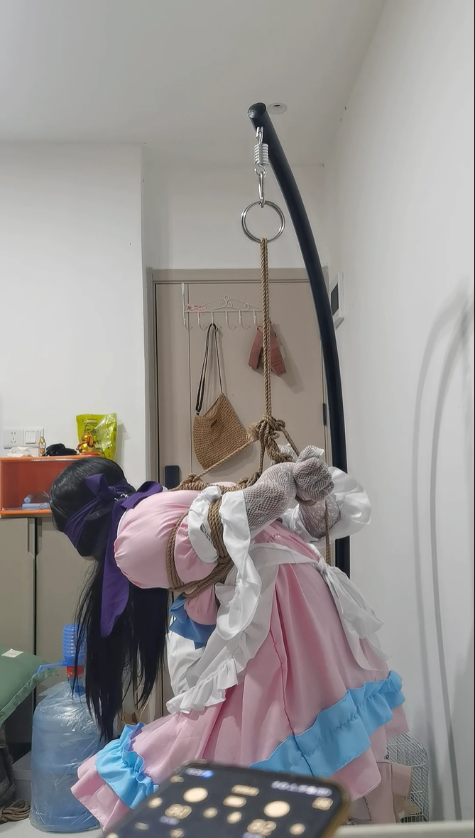 粉红小女仆的吊缚电击惩罚-5