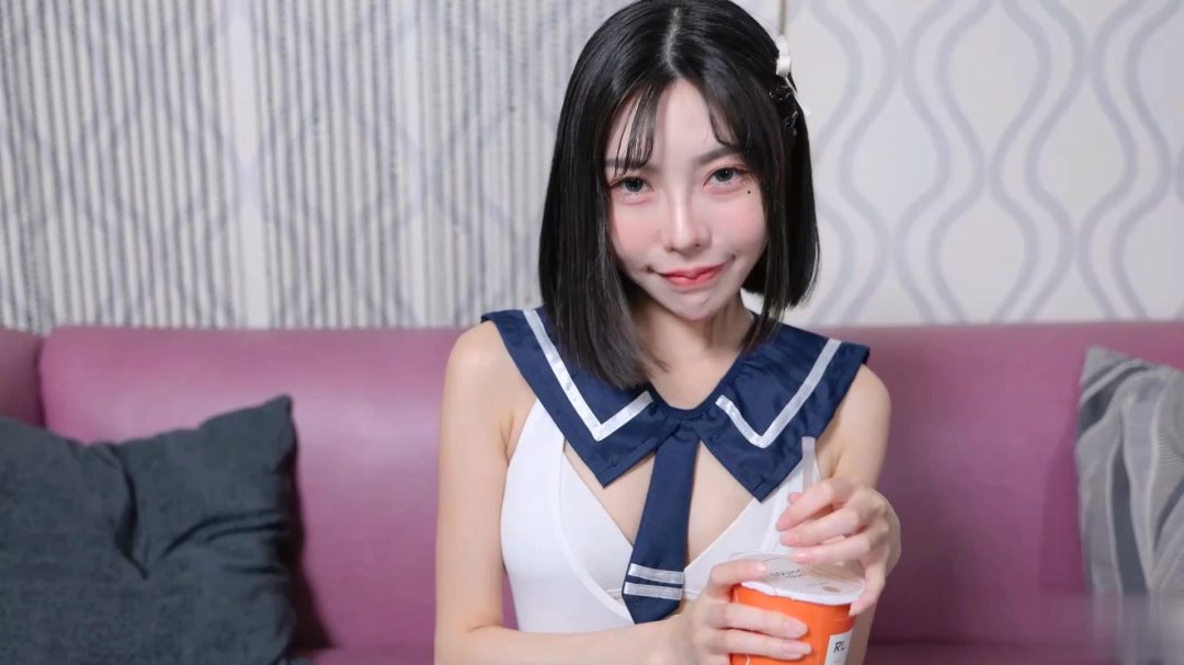 小痴女求玩弄 粉嫩足底隨便玩-1