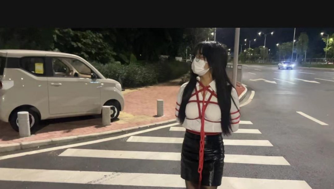 麦当劳捆绑和店员小姐姐互动，户外包臀裙黑丝高跟捆绑外出（下集）-6