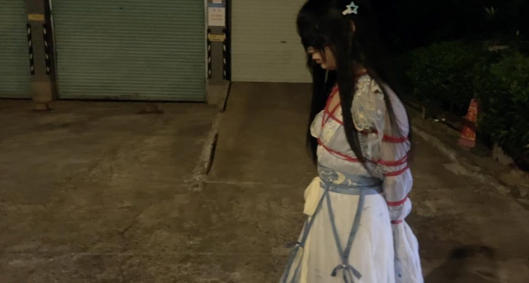 桃花岛原创之户外捆绑第二弹(桃花汉服被缚露出之仙女沦为路人观赏的剑婢!)-3 桃花岛原创之户外捆绑第二弹(桃花汉服被缚露出之仙女沦为路人观赏的剑婢!)-3