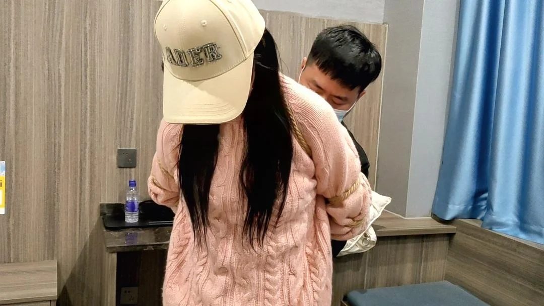 约绑新模高颜值的女护士 五花大绑 罚跪 手铐 单手套-2