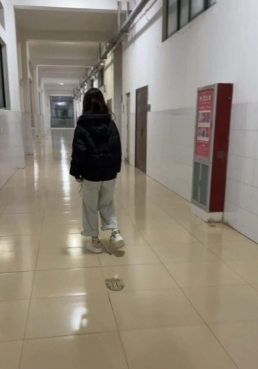 在校大二女生教室玩脚镣-戴镣在校园走路-4